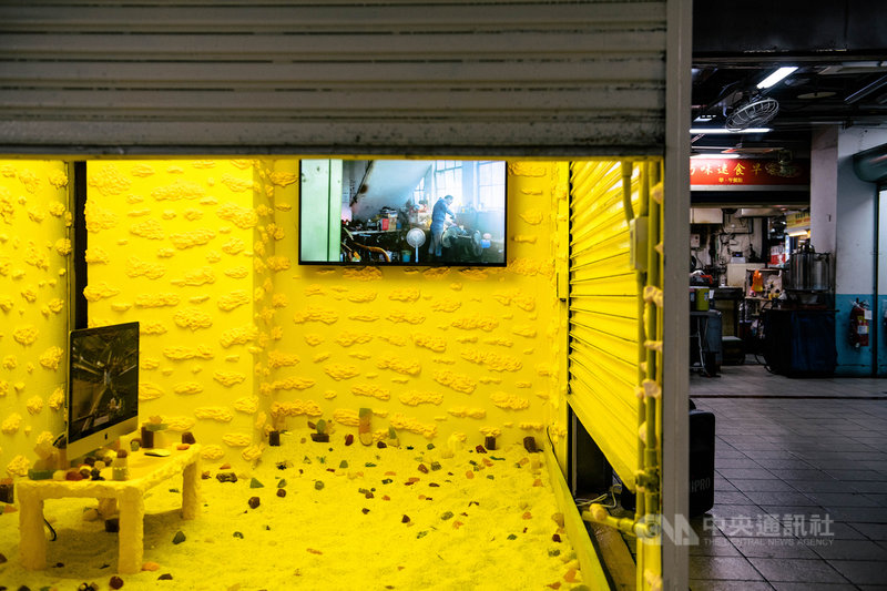 走過嘈雜通道,途經賣力叫喊的肉販和菜商,藝術家張碩尹個展「肥皂」展間,赫然現身於西寧菜市場,成最奇特的市場風景。(北師美術館提供)中央社記者王寶兒傳真 110年9月24日