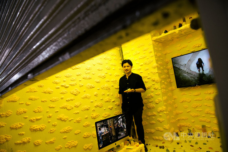 藝術家張碩尹個展「肥皂」展間,赫然現身於西寧菜市場,他將攤位改造為布滿細沙與肥皂塊的亮黃色空間,連其他攤販也駐足欣賞。(北師美術館提供)中央社記者王寶兒傳真 110年9月24日