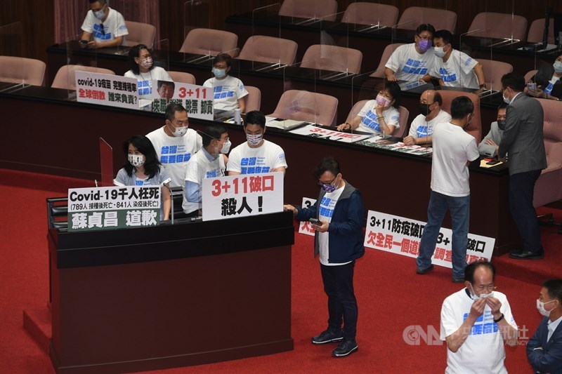 立法院國民黨團不滿行政院日前提出的3+11決策過程專案報告,擬杯葛行政院長蘇貞昌施政報告,立法院朝野黨團24日進行協商,但國民黨立委一早就穿著印有「台灣需要疫苗」的白色上衣,占據發言台與官員席。中央社記者施宗暉攝 110年9月24日