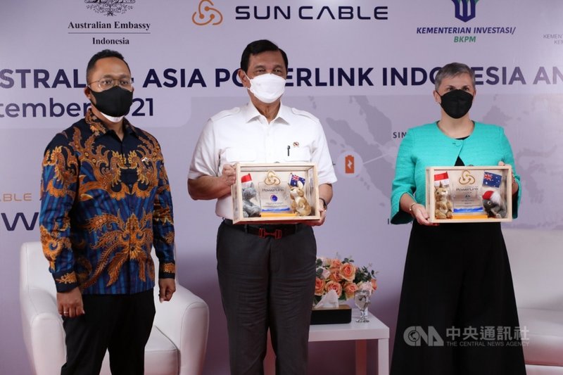 澳洲與新加坡的跨國公司太陽電纜取得印尼政府同意,將在印尼海域鋪設海底電纜,將澳洲太陽能電能運輸至新加坡,圖為23日的記者會。(印尼海洋事務統籌部提供)中央社記者石秀娟雅加達傳真 110年9月24日