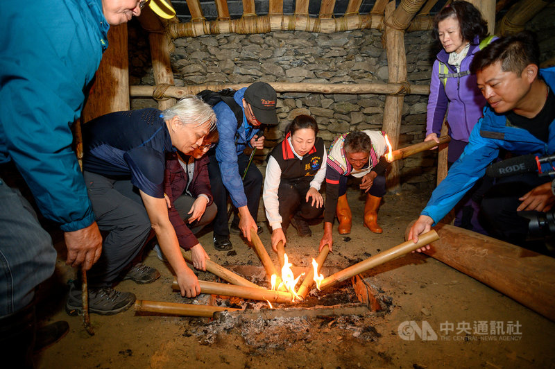 花蓮縣政府重建「拉庫拉庫溪流域佳心舊社地景再造與社群記憶展示」,再現布農族百年山區地景,獲2021國家卓越建設獎最佳環境文化類卓越獎肯定,縣長徐榛蔚(右4)表示,這也是花蓮縣府首次獲得最佳環境文化類卓越獎項目。(花蓮縣政府提供)中央社記者張祈傳真 110年9月24日