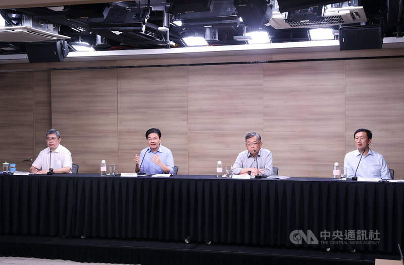新加坡跨部會抗疫工作小組24日舉行線上記者會,宣布將加強防疫措施,出席者包括財政部長黃循財(左2)、衛生部長王乙康(右1)。(新加坡通訊及新聞部提供) 中央社記者侯姿瑩新加坡傳真 110年9月24日