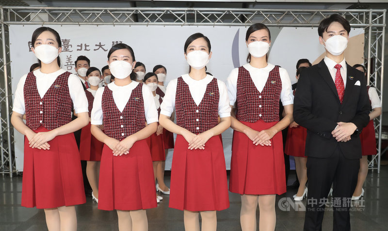 台北大學國慶典禮親善團記者會24日在台北大學民生校區舉行,被其他團員稱長得像藝人黃路梓茵(左起)、金高銀、宋雨琦、瑞莎與鄧倫的明星臉團員們一字排開。中央社記者吳家昇攝 110年9月24日