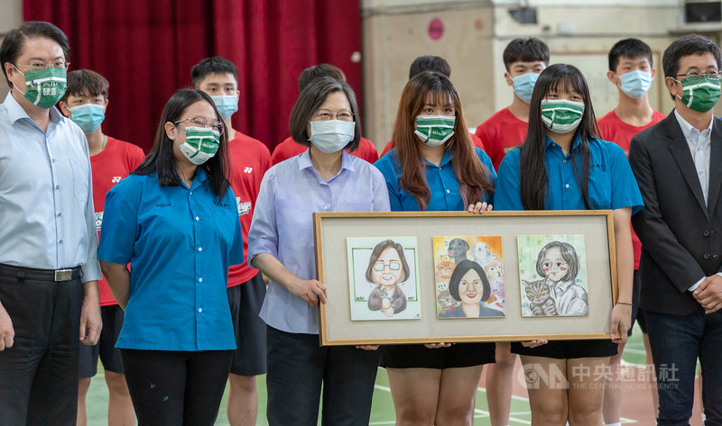 總統蔡英文(前左3)24日表示,各界關注基隆高中能否打造成青少年羽球訓練中心,教育部已做相關評估,希望未來能提出方案讓大家討論。(總統府提供)中央社記者謝佳珍傳真 110年9月24日