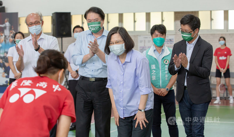 總統蔡英文(後排左3)24日訪視基隆高中羽球隊,除聽取教練鄭永成簡報,也當起一日教練,體驗羽球隊成員日常的敏捷訓練。(總統府提供)中央社記者謝佳珍傳真 110年9月24日