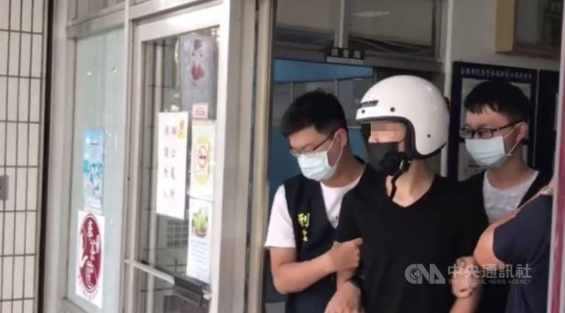 台南市新營區林姓女子疑積欠賭債,23日下午住家汽車遭人開槍及扔擲爆裂物而起火,涉案胡姓男子一個多小時後攜槍向警方投案,24日依法送辦。(台南市警局提供)中央社記者張榮祥台南傳真 110年9月24日