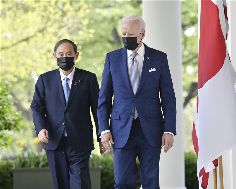 美國總統拜登(右)24日將在白宮與日本首相菅義偉舉行雙邊會談。圖為兩人4月在白宮會面。(共同社)