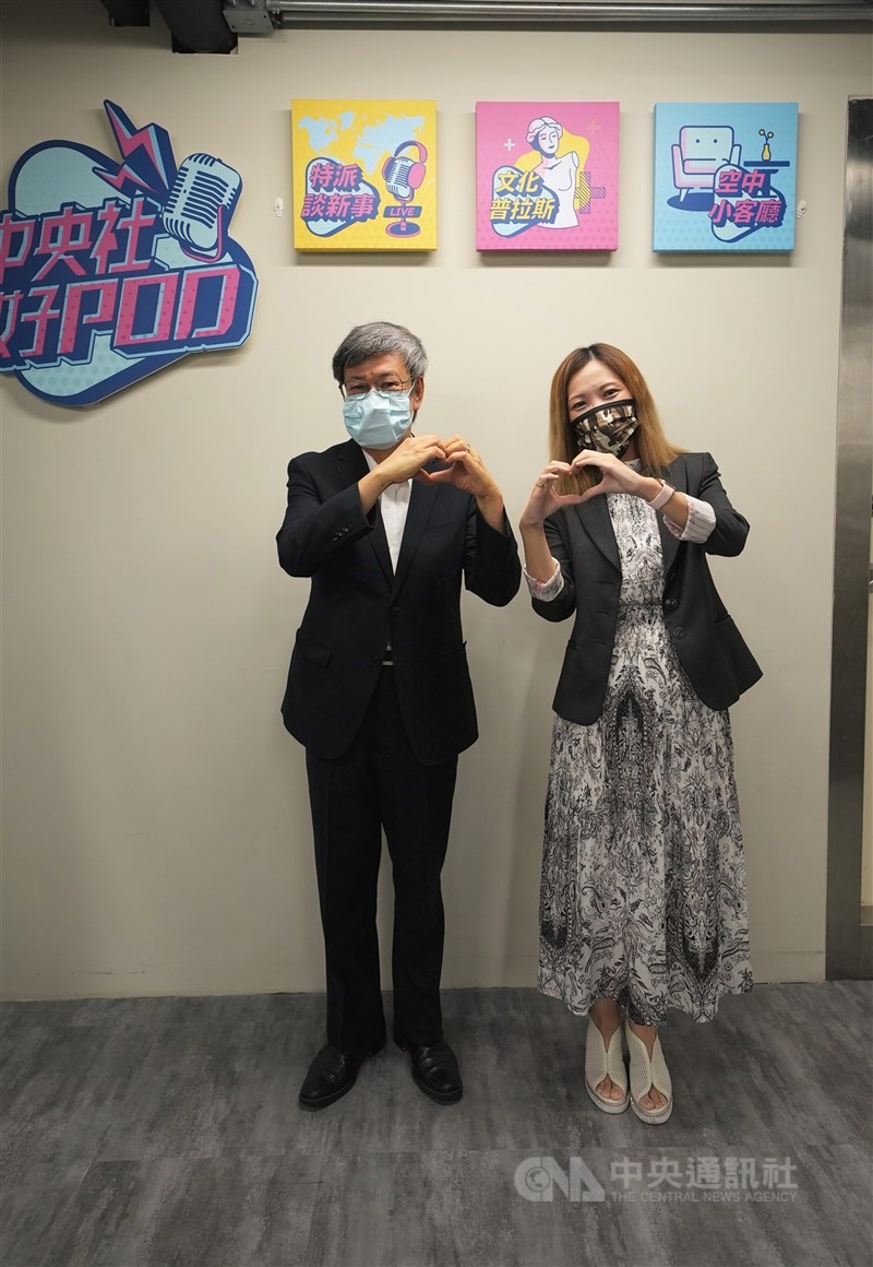 建仁(左)與「空中小客廳」主持人張若瑤(右),在Podcast暢談他如何update生活。中央社記者張智彥攝 110年9月24日