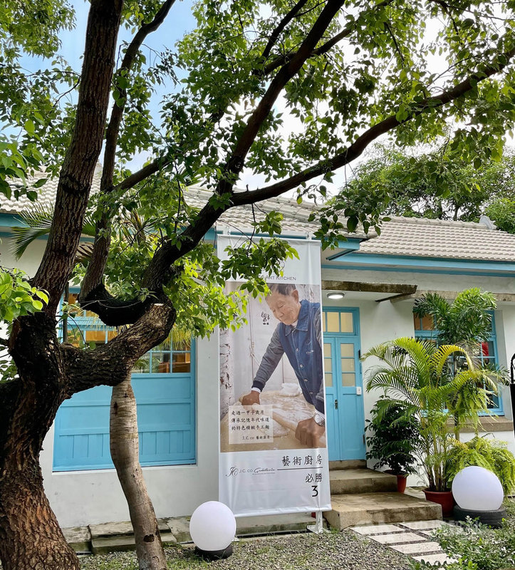 J.C.co藝術團隊夥伴3人都是來自屏東的7年級生,最近帶著他們曾吸引外國媒體報導的產品擬真狗狗造型冰淇淋「光榮返鄉」,進駐屏東勝利星村文創園區。(J.C.co藝術團隊提供)中央社 110年9月24日
