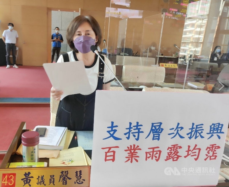 國民黨台中市議員黃馨慧(前)24日針對振興方案建議中市府不僅要拚經濟,也要照顧基層攤商,呼籲市府一定要做到雨露均霑。中央社記者趙麗妍攝 110年9月24日