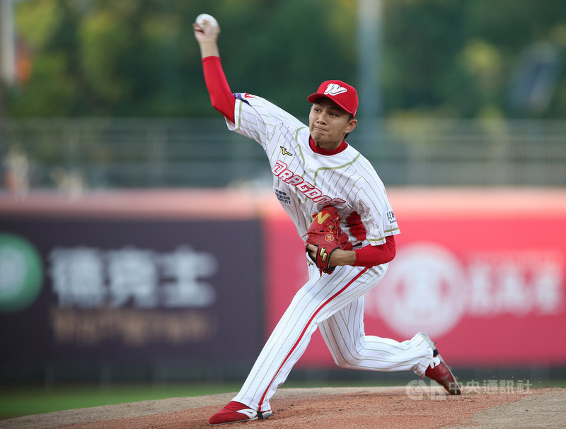 中職味全龍隊新生代王牌投手徐若熙25日生涯首度投到第6局,演出優質先發,僅被敲3支安打、失1分。中央社記者張新偉攝 110年9月25日