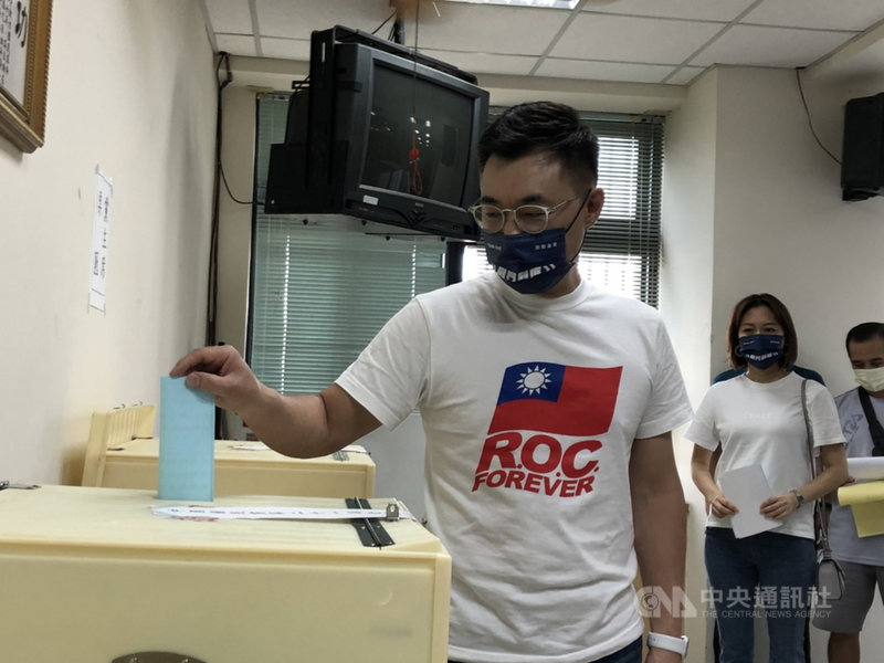 國民黨主席選舉25日登場,尋求連任的黨主席江啟臣(前)一早前往豐原區投票所投票。中央社記者趙麗妍攝 110年9月25日