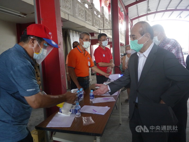 國民黨主席選舉25日投票,前立法院長王金平(右)上午在高雄路竹天后宮投票,他不諱言這次選舉好像有棄保痕跡,強調黨沒有分裂本錢,選舉過程中的爭議,在選後就要消弭掉,不要擴大。中央社記者蔡孟妤攝 110年9月25日