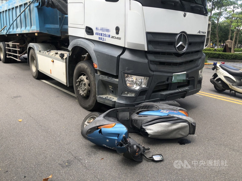 台北市松仁路附近路口25日上午發生死亡車禍,一輛聯結車不慎擦撞一輛機車後,輾斃75歲女騎士,警方初步調查疑因視線死角釀禍。(翻攝畫面)中央社記者劉建邦傳真 110年9月25日