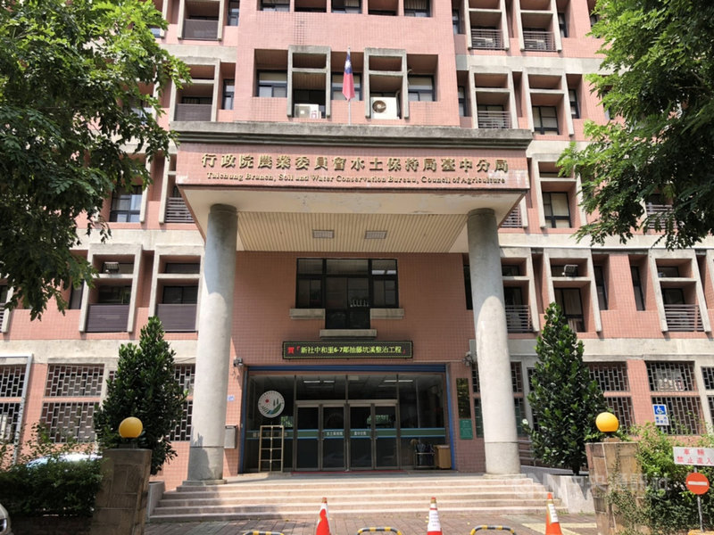 農委會水土保持局台中分局吳姓副工程司疑利用審理地目等業務職權向地主收賄,台中地檢署日前兵分多路搜索,吳姓副工程司複訊後,以新台幣20萬元交保。中央社記者趙麗妍攝 110年9月25日