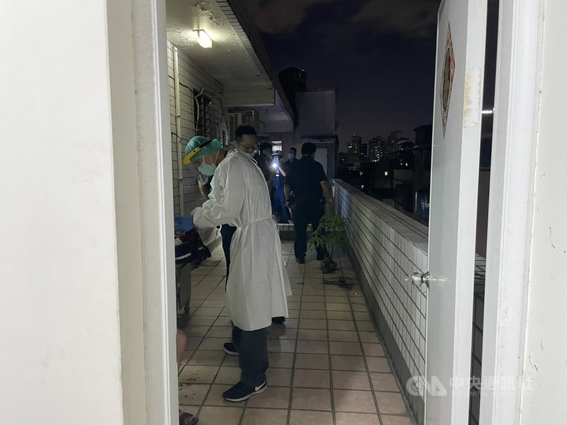 新北市新莊警分局25日表示,24日晚間獲報在新莊區復興路一段上某建物頂樓加蓋處發生持刀傷人案,66歲陳姓男子疑因不滿鄰居何姓夫妻口角聲過大,竟持鐮刀上門理論,還砍傷何男左手臂。全案已依傷害罪嫌將陳男移送法辦。(民眾提供)中央社記者沈佩瑤傳真 110年9月25日