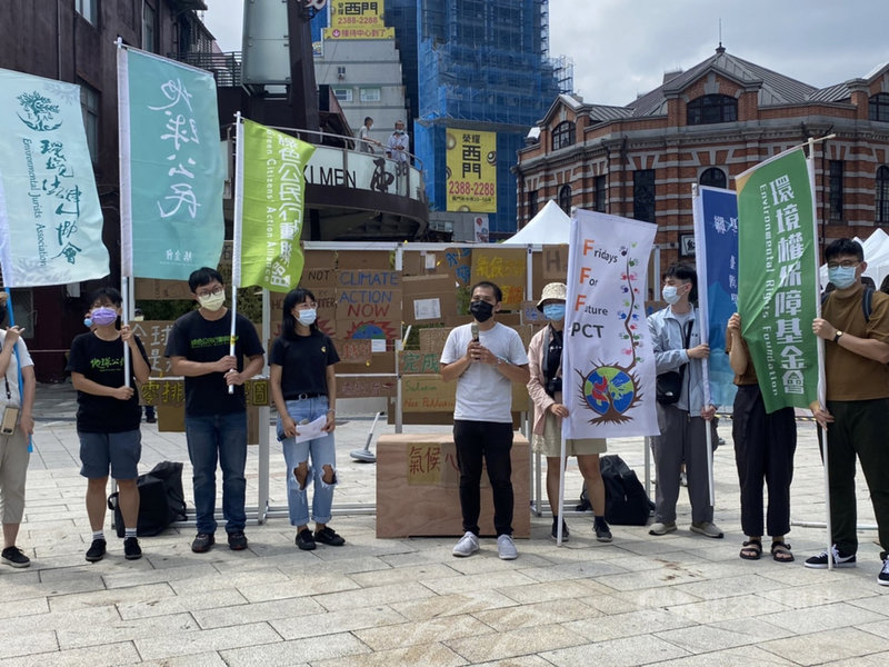 台灣青年氣候聯盟25日在台北西門町舉辦「青年抗暖大遊行之畢業典禮抗疫中」,盼高碳排產業能儘速畢業,並以實體集會邀請民眾共同響應,呼籲政府做出氣候改革。中央社記者吳欣紜攝 110年9月25日