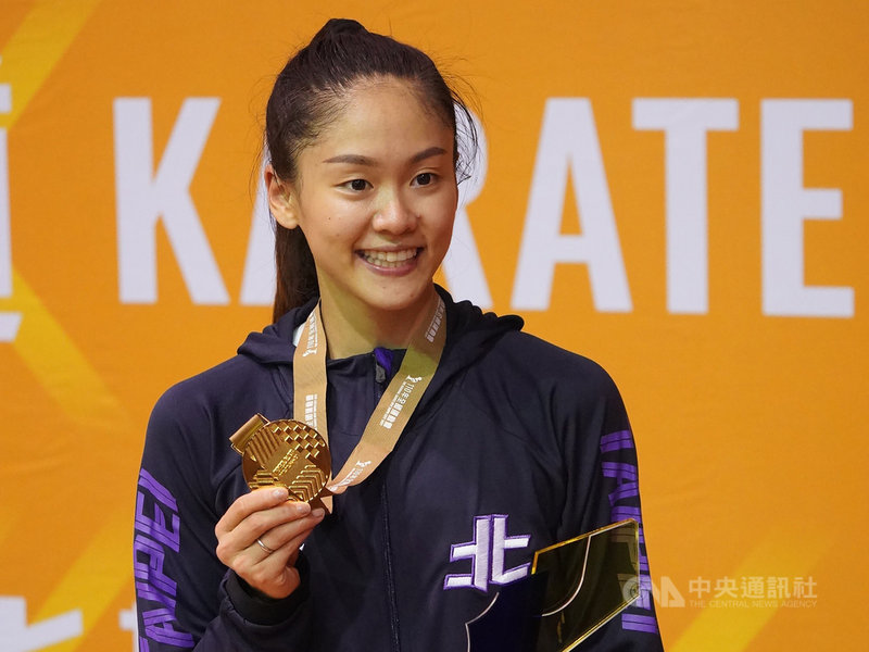 110年全國運動會女子空手道第2量級賽程25日登場,奧運銅牌好手文姿云代表台北市隊出征,一路連贏3場奪金,頒獎後開心秀出金牌留影。中央社記者徐肇昌攝 110年9月25日