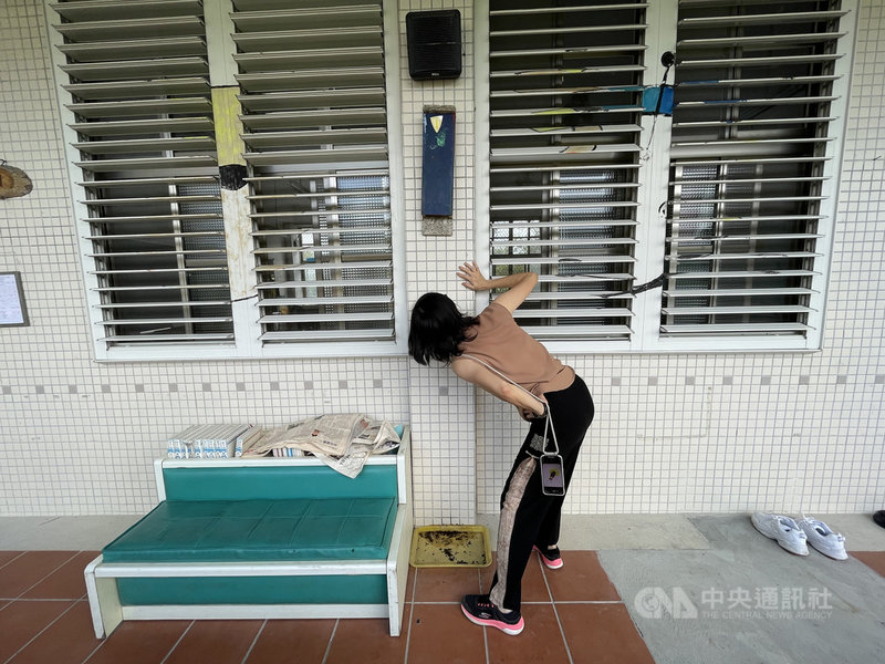 花蓮縣光復鄉西富國小推動蝙蝠保育,校護張素連是重要推手之一,她親自帶領學生觀察、研究校內蝙蝠出沒狀況,今年榮獲師鐸獎肯定。中央社記者張祈攝 110年9月25日