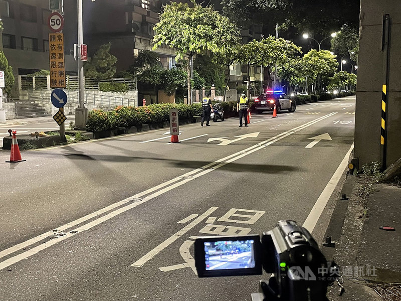 台北市警局交通大隊25日指出,疫情趨緩,目前北市餐廳皆能內用,為防範民眾酒駕,已要求各分局視轄區交通特性積極規劃取締酒駕勤務,針對清晨宿醉、午宴及晚宴飲酒等不同時段加強取締。(警方提供)中央社記者劉建邦傳真 110年9月25日