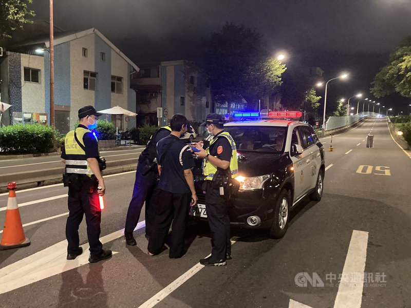 台北市中山警分局25日指出,從9月初至今,取締酒後駕車共43件,其中違反公共危險罪送辦達24件,將持續貫徹酒駕零容忍政策,規劃轄區各重要路口設路檢勤務。圖為警方攔檢情形。(警方提供)中央社記者劉建邦傳真 110年9月25日