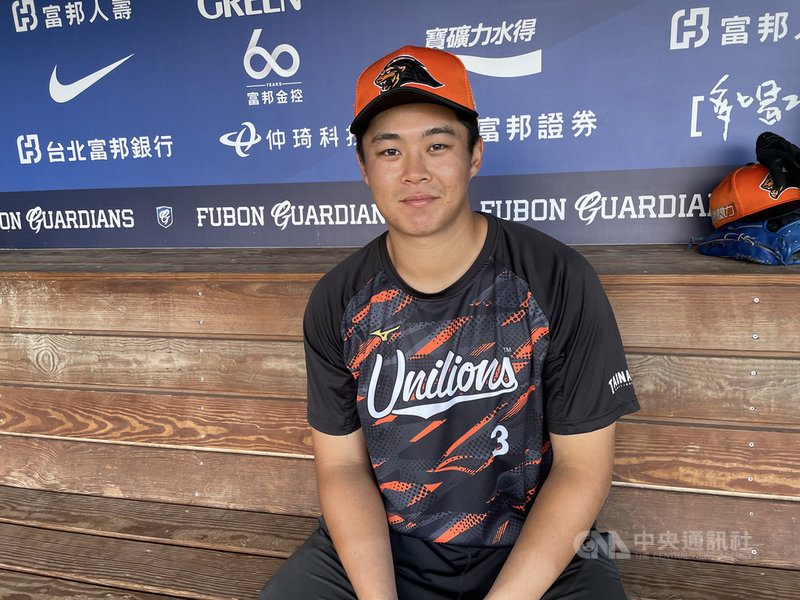 中職統一獅隊野手施冠宇目前在一軍還沒能打出成績,他25日受訪坦言,好不容易機會來了,當然擔心表現不好就會錯過,但現在已經可以看得比較開,「我可以站在這個舞台,就盡力展現自己的實力。」中央社記者謝靜雯攝 110年9月25日