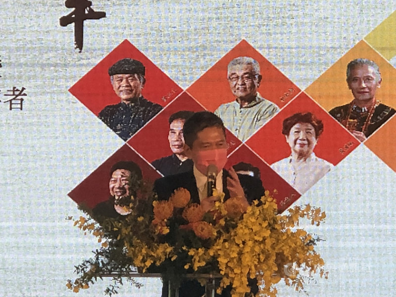 文化部長李永得25日到台中出席「藝湛登峯–110年重要傳統藝術暨文化資產保存技術保存者」授證典禮,致詞時表示,文化資產除有形的歷史建物,還有無形的文化資產,都是人類智慧的結晶,是這塊土地千錘百鍊出來的專業技術及藝術,都是最寶貴的文化。中央社記者趙麗妍攝 110年9月25日