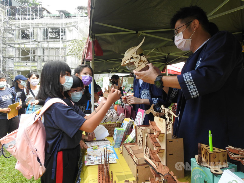 南投縣政府與台灣大學生物資源暨農學院實驗林管理處25日在溪頭舉辦「戶外教育結合觀光產業走讀嘉年華」,現場邀旅宿業、觀光工廠、遊樂業、休閒農場等業者展示課程教案,吸引許多校長、教師、學童參加。(南投縣政府提供)中央社記者蕭博陽南投縣傳真 110年9月25日