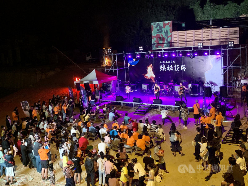 馬祖秋慶之一的鐵板燒塔節25日熱鬧登場,回復軍管時期遭禁習俗,另有現代藝術、搖滾樂助興,新舊融合;晚間舞台演出由壞蛋王.老五樂團持續引領民眾在秋夜海邊,感受閩東文化與搖滾活力。中央社記者邱筠攝 110年9月25日