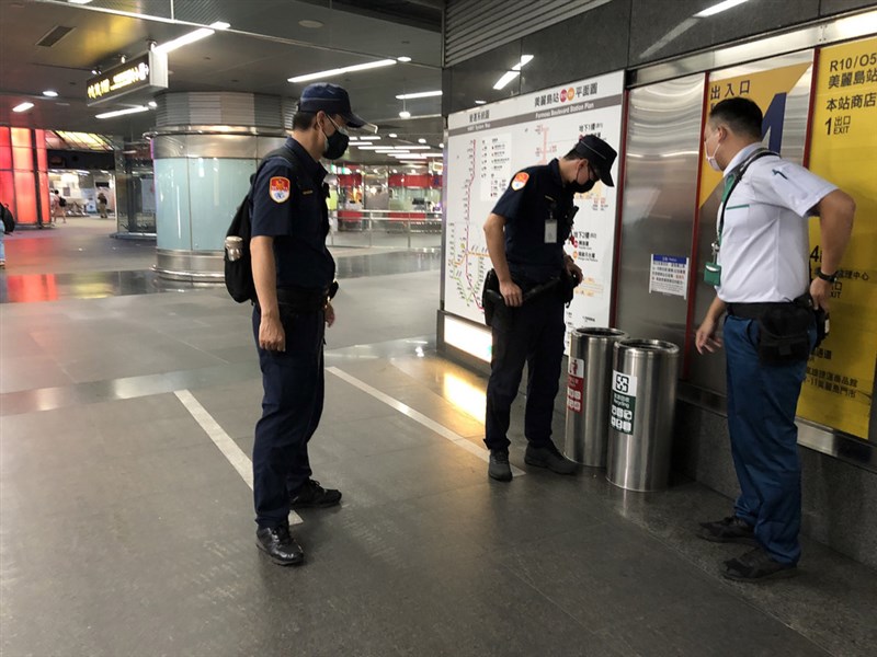 高捷客服中心留言系統25日上午收到一封炸彈恐嚇留言,高捷公司謹慎起見報警處理,警方已提升全線重點車站巡邏頻率,加強垃圾桶、置物櫃等處巡檢。(高雄捷運公司提供)中央社記者洪學廣傳真 110年9月25日