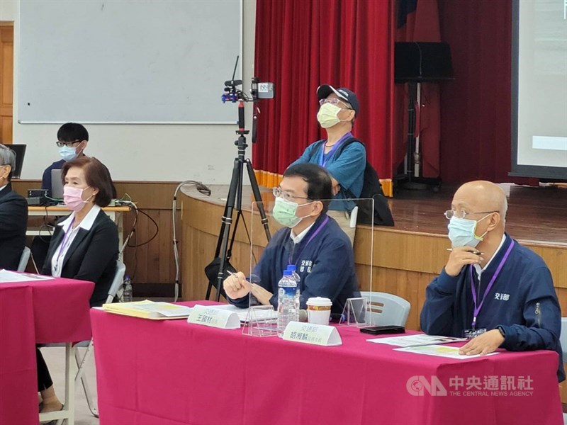 交通部長王國材25日表示,不論高鐵延伸宜蘭站址設哪,都會想辦法解決周邊停車與聯外交通難題,這個案子也確定會規畫執行。圖為王國材(前中)下鄉聽取宜蘭各方民意。中央社記者沈如峰宜蘭縣攝 110年9月25日