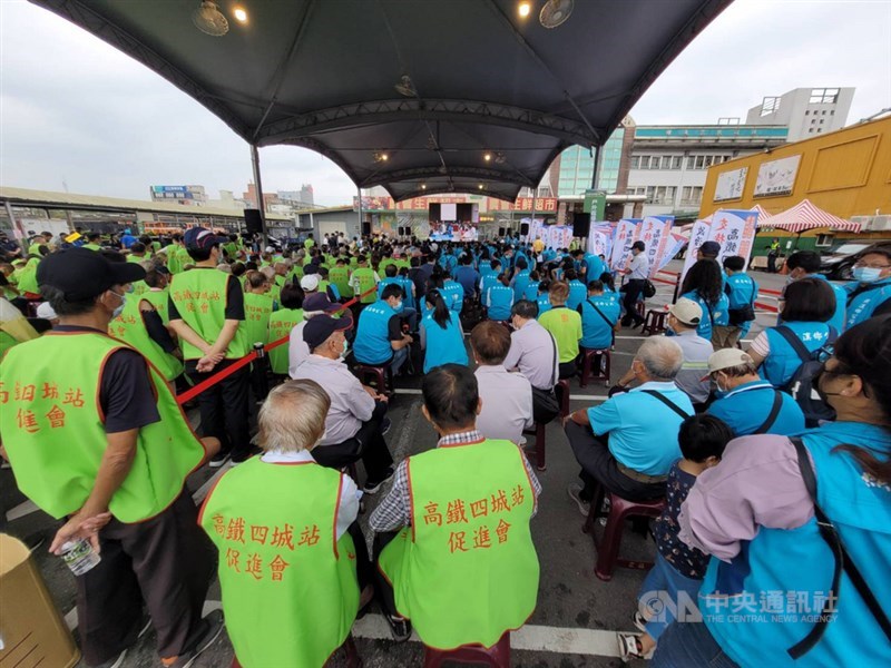 高鐵延伸宜蘭案，站址尚未定案，也引發宜蘭各地民眾意見分歧。交通部官員25日前往宜蘭縣農會召開說明會，聽取民意，並在場外設置電視牆同步轉播。中央社記者沈如峰宜蘭縣攝 110年9月25日