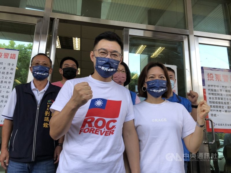 國民黨主席選舉25日舉行,尋求連任的黨主席江啟臣(前左)一早在妻子劉姿伶(前右)陪同下,前往豐原區投票所投票。江啟臣說,對選情以平常心看待,但相當有信心,正面看待選舉的過程與結果。中央社記者趙麗妍攝 110年9月25日