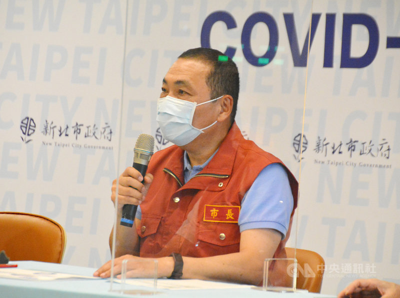 新北市長侯友宜25日表示,現在還在疫情警戒2級階段,民眾假日出遊仍要落實防疫及人潮管控,也要求各區區長、觀旅局啟動人潮儀表板,防疫不放鬆,希望快速回到警戒1級。中央社記者黃旭昇新北市攝 110年9月25日