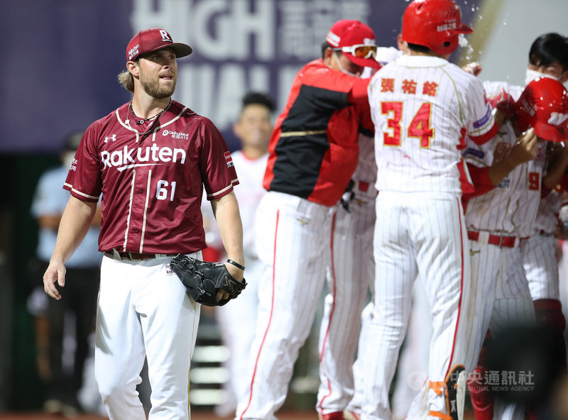 中職25日在天母球場的賽事,味全龍隊9局下靠著樂天終結者豪勁(Bradin Hagens)(前左)暴投及捕手嚴宏鈞再見捕逸奪勝,豪勁也吞下敗戰。中央社記者張新偉攝 110年9月25日