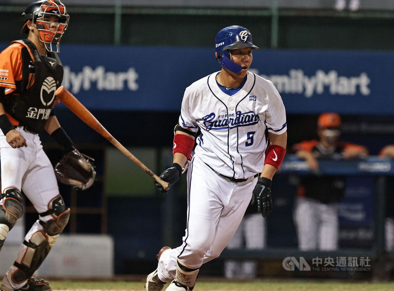 中職富邦悍將隊野手林益全(右)25日在新莊棒球場與統一獅隊交手,7局敲出二壘打、達成個人生涯1800安里程碑,為中職史上第4人。(富邦悍將提供)中央社記者謝靜雯傳真 110年9月25日