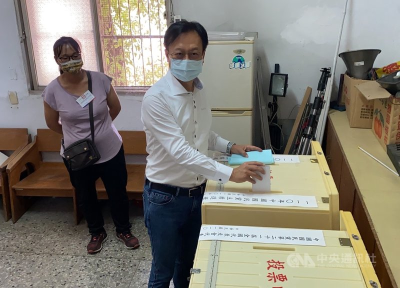 國民黨主席選舉25日登場,黨主席候選人、前彰化縣長卓伯源(右)前往國民黨彰化縣田中鎮黨部投票。他表示,審慎樂觀看待選情,相信會有很好結果。中央社記者蕭博陽彰化縣攝 110年9月25日