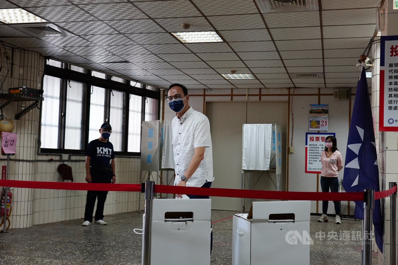 國民黨主席選舉25日舉行,候選人之一、前黨主席朱立倫(中)上午到設置在新北市三重區義天宮的投票所投票。中央社記者沈佩瑤攝 110年9月25日