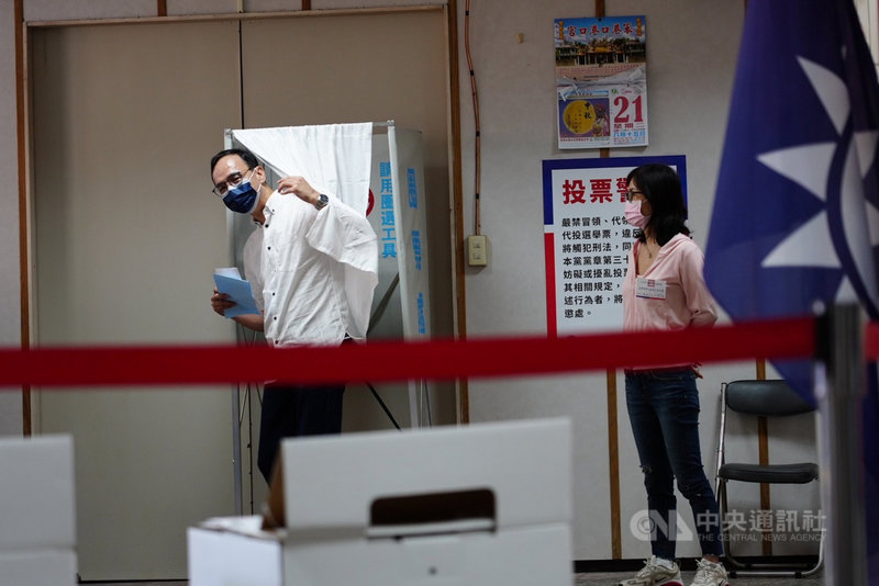 國民黨主席選舉25日登場,前黨主席朱立倫(左)投票後表示,若順利當選,團結是最大責任,會立即拜會其他幾位候選人,同時誠懇邀請為國民黨努力。中央社記者沈佩瑤攝 110年9月25日