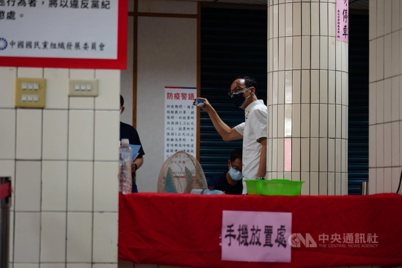 國民黨主席選舉25日舉行,候選人之一、前黨主席朱立倫(右)上午前往投票,投票後也不忘向黨員喊話,希望每一位愛國民黨的同志們都出來投票,也期望選舉後,全黨能團結一致,共同努力。中央社記者沈佩瑤攝 110年9月25日
