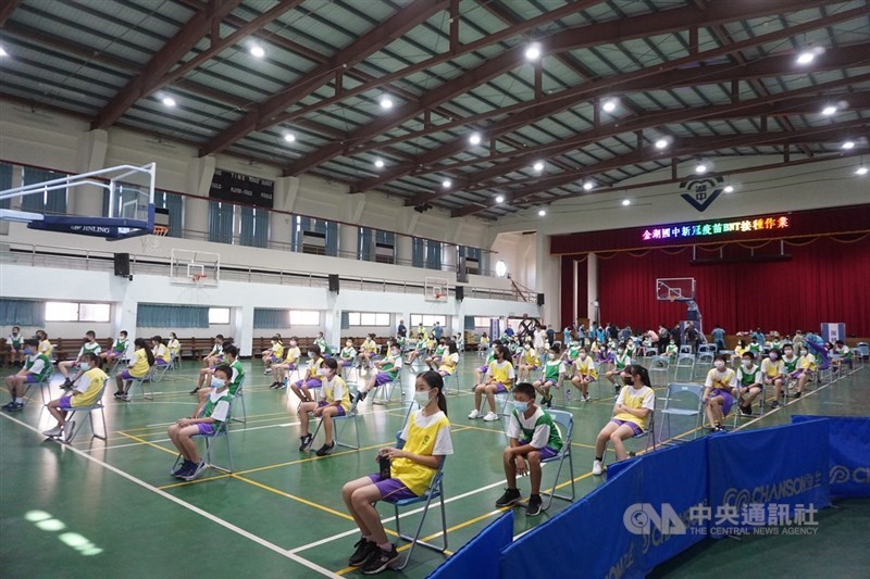 截至台灣24日晚間6時,全球至少2億3052萬700例確診COVID-19。圖為金門金湖、烈嶼兩所國中學生24日接種BNT疫苗。中央社記者黃慧敏攝 110年9月24日