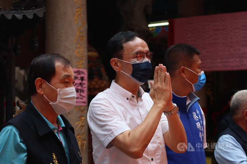 國民黨主席選舉25日投票,候選人之一、前黨主席朱立倫(中)上午先到廟裡參香祈福。中央社記者沈佩瑤攝 110年9月25日