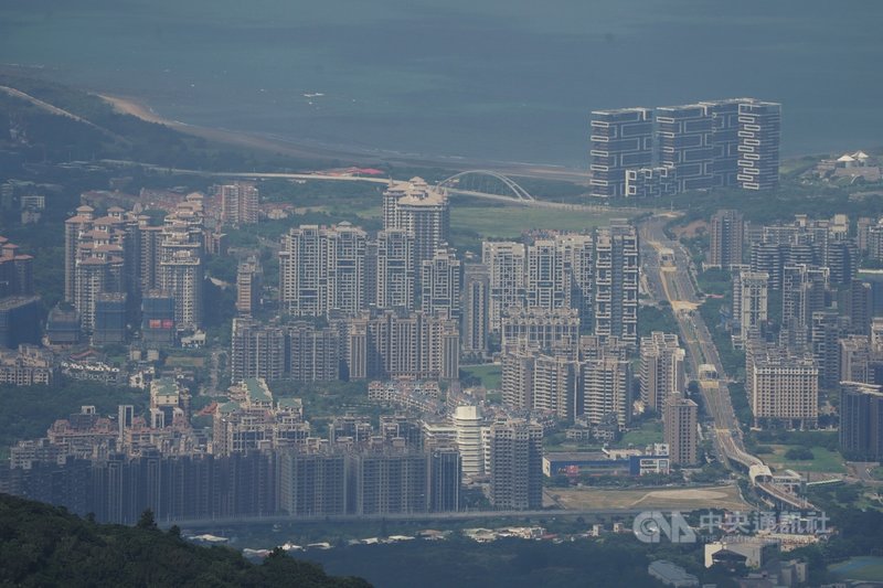 中央銀行三度出手打房,總裁楊金龍提到原因之一是看到「建築融資成長率比較高」;根據央行最新公布統計,8月建築貸款餘額續創新高,成長率雖微幅下滑至16.98%,仍處在高檔。中央社記者徐肇昌攝 110年9月25日