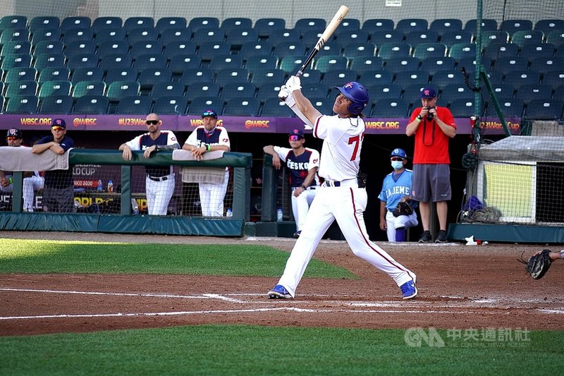 U23世界盃棒球賽台灣代表隊25日與捷克交手,陣中兩名旅外野手陳聖平(前中)、鄭宗哲打擊發揮,帶動攻勢,台灣以4比1擊敗捷克。(中華民國棒球協會提供)中央社記者謝靜雯傳真 110年9月25日