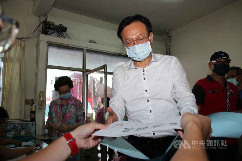 國民黨主席選舉25日登場,黨主席候選人、前彰化縣長卓伯源(中)到國民黨彰化縣田中鎮黨部投票,與其他黨員一起排隊領票。中央社記者蕭博陽彰化縣攝 110年9月25日