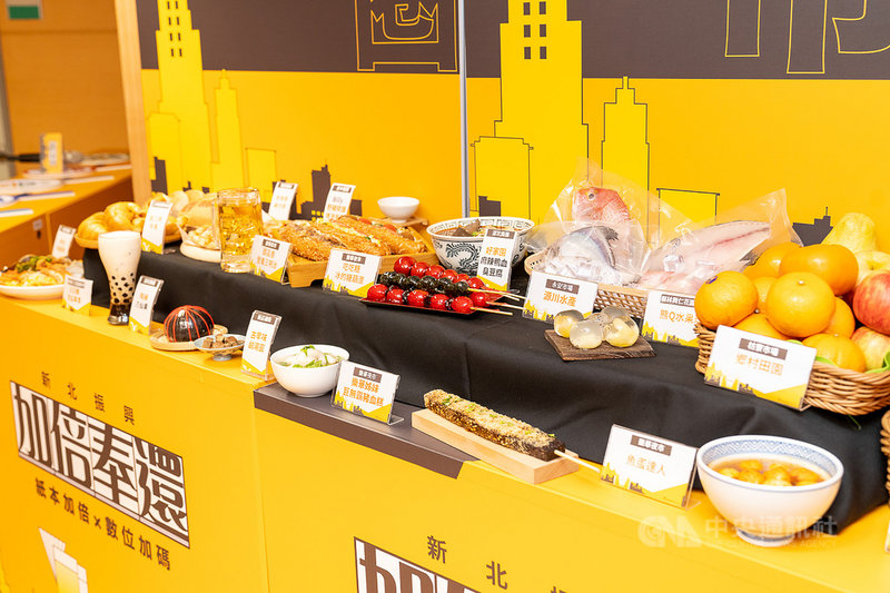 新北市經發局長何怡明25日指出,今年推出的新北加倍券以「加倍送、加好用、加便利」原則,擴大納入新北轄內公有市場、部分民有市場、夜市、商圈、觀光工廠、餐館、旅宿業及一般商業等,並以小面額新台幣50元及100元方式發行,使用更彈性,盼帶動庶民經濟。(新北市經發局提供)中央社記者沈佩瑤傳真 110年9月25日