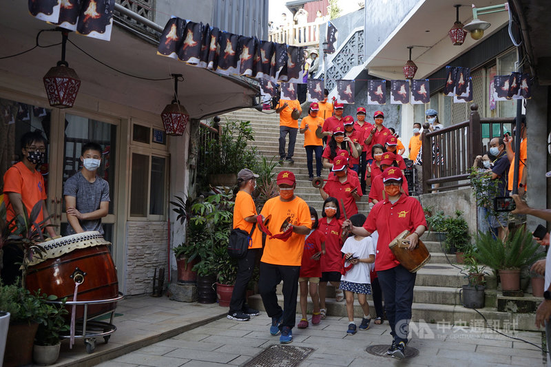 馬祖秋季3大民俗文化活動之一的「鐵板燒塔節」25日登場,踩街活動由鐵板村鼓板隊打頭陣,以熱鬧鼓板聲為活動揭開序幕。中央社記者邱筠攝 110年9月25日