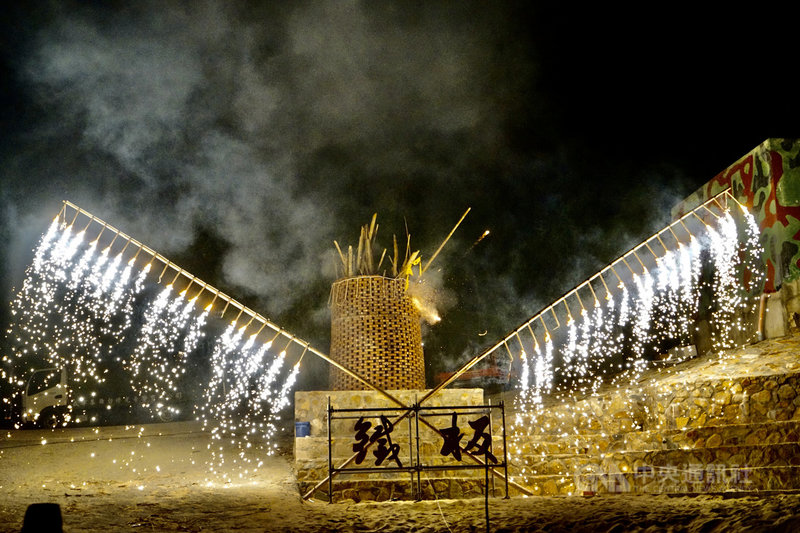 馬祖秋慶之一鐵板燒塔節25日熱鬧展開,回復軍管時期遭禁止的「燒塔」習俗,晚間在鐵板沙灘上疊著大型紅磚塔,點燃烈火燒盡塔中舊物與民眾書寫的除穢卡,象徵燒除一整年的不順遂。 中央社記者邱筠攝 110年9月25日