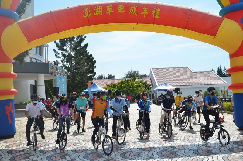 受疫情影響,澎湖單車追風成年禮活動延至25日舉行,120位大小朋友前來挑戰,國內有「鐵人主播」美稱的侯以理(右1)除了進行16公里外,還將進行101公里跨島挑戰。中央社 110年9月25日