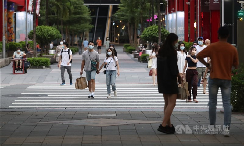 指揮中心指揮官陳時中25日表示,戴口罩是台灣主要防疫策略,但外出戴口罩規定有機會略為放寬,相關政策下週定案後公布。(中央社檔案照片)